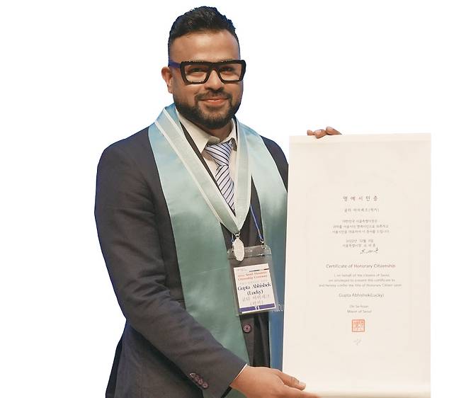 럭키(본명 아비셰크 굽타)  방송인 겸 사업가 - 인도 뉴델리 출생, 델리대 경제학,  서울대 언어교육원 수료,  ‘야인시대’ ‘비정상회담’ ‘대한외국인’ ‘어서와~ 한국은 처음이지?’  ‘유튜브 채널 354’ 등 출연,  현 인도 음식점 ‘럭키인디아’ 운영, 현 주한인도무역협회 이사 /뉴스1