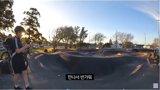 image.png 아시아인의 모자를 강탈하는 서양 어린이 .jpg 아시아인의 모자를 강탈하는 서양 어린이 .jpg