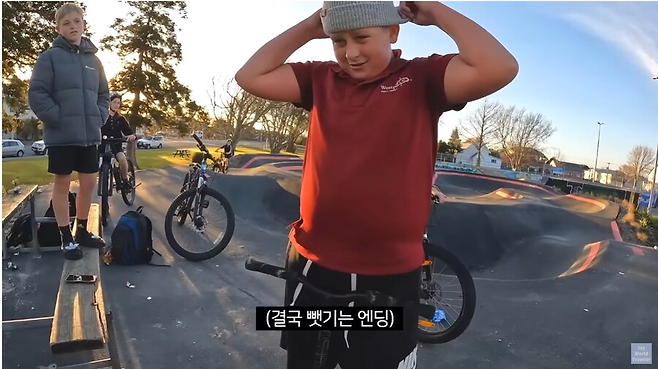 image.png 아시아인의 모자를 강탈하는 서양 어린이 .jpg 아시아인의 모자를 강탈하는 서양 어린이 .jpg