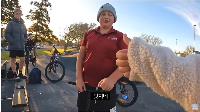 image.png 아시아인의 모자를 강탈하는 서양 어린이 .jpg 아시아인의 모자를 강탈하는 서양 어린이 .jpg