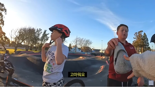 image.png 아시아인의 모자를 강탈하는 서양 어린이 .jpg 아시아인의 모자를 강탈하는 서양 어린이 .jpg