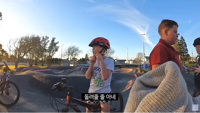 image.png 아시아인의 모자를 강탈하는 서양 어린이 .jpg 아시아인의 모자를 강탈하는 서양 어린이 .jpg