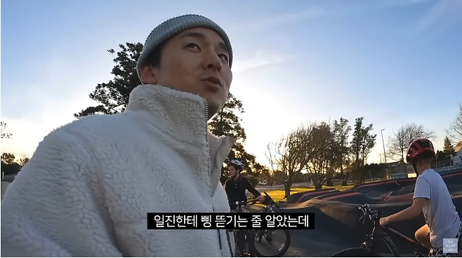 image.png 아시아인의 모자를 강탈하는 서양 어린이 .jpg 아시아인의 모자를 강탈하는 서양 어린이 .jpg