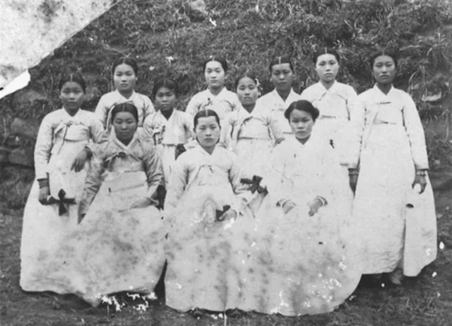 20세기 초 미국 하와이에 정착한 1세대 한인 이민 여성들 사진. 한국학중앙연구원 자료