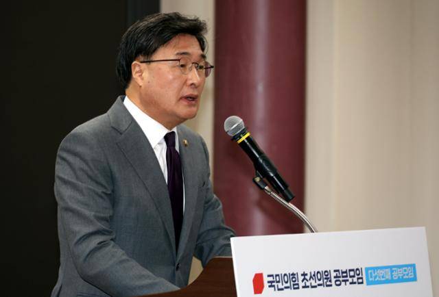 김대식 국민의힘 초선의원 공부모임 대표가 지난해 12월 23일 오전 서울 여의도 국회에서 열린 '초선의원 공부모임, 헌법 제111조 논쟁 헌재 탄핵심판 절차의 쟁점'에서 인사말을 하고 있다. 뉴시스