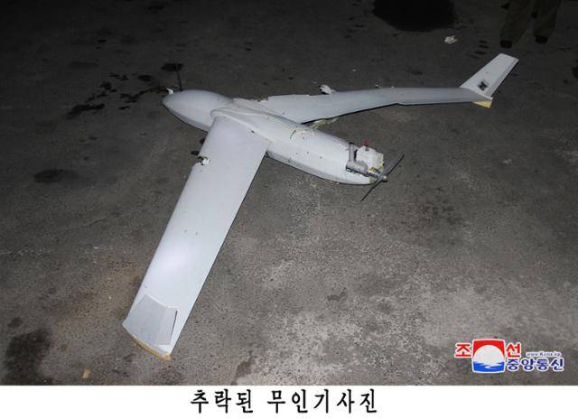북한이 지난해 평양에서 한국군이 운용하는 드론과 공일한 기종의 무인기 잔해를 발견했다며 공개한 사진. 연합뉴스