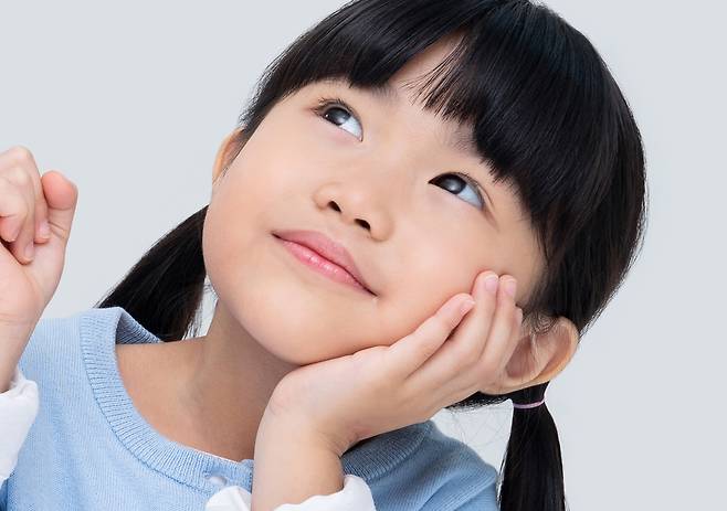 턱을 괴면 얼굴에 비대칭적인 힘이 가해져 뼈가 불균형하게 성장한다./사진=게티이미지뱅크