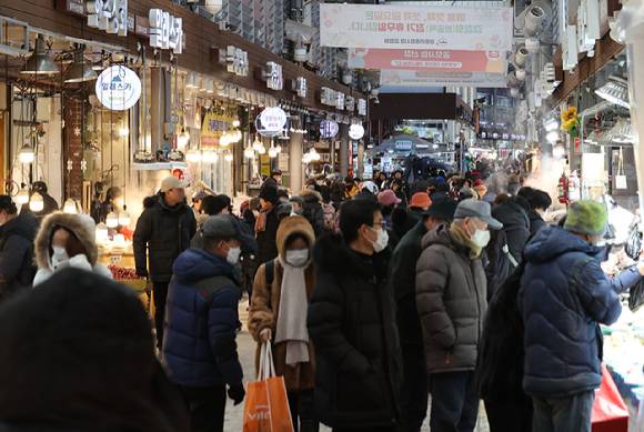 정부와 국민의힘이 이번 설 연휴(28~30일)를 앞둔 27일을 임시공휴일로 결정한 가운데 "31일을 임시공휴일로 지정해야 한다"는 일각의 주장에 선을 그었다. 사진은 지난 10일 서울 동대문구 청량리시장에서 시민들이 장을 보고 있는 모습. [사진=연합뉴스]