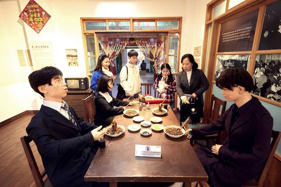 이경희 역사문화해설사(오른쪽 마네킹 뒤)가 소중 학생기자단에 짜장면의 역사를 설명했다.