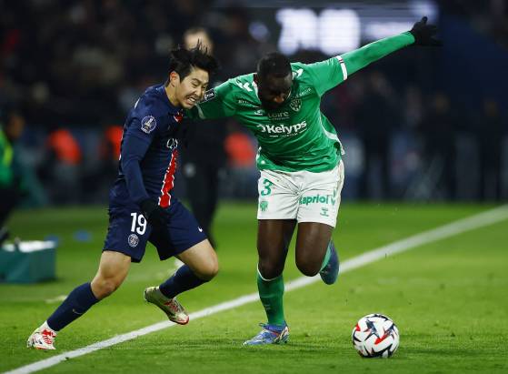 생테티엔전에서 상대 선수와 볼 경합하는 이강인(왼쪽). 로이터=연합뉴스