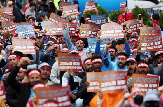 민주노총과 이주노동자평등연대가 지난해 10월 6일 서울역 광장에서 열린 전국이주노동자대회에서 강제노동철폐, 노동허가제 실시, 사업장 변경의 자유 보장, 이주노동자 노동권 보장을 촉구하며 구호를 외치고 있다. 뉴시스