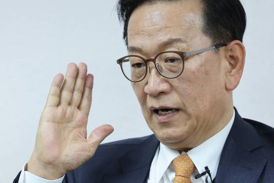 윤석열 대통령 측 법률자문인 석동현 변호사가 13일 오후 서울 서초구 석 변호사 사무실에서 고위공직자범죄수사처의 체포영장 관련 브리핑을 하고 있다. 뉴스1