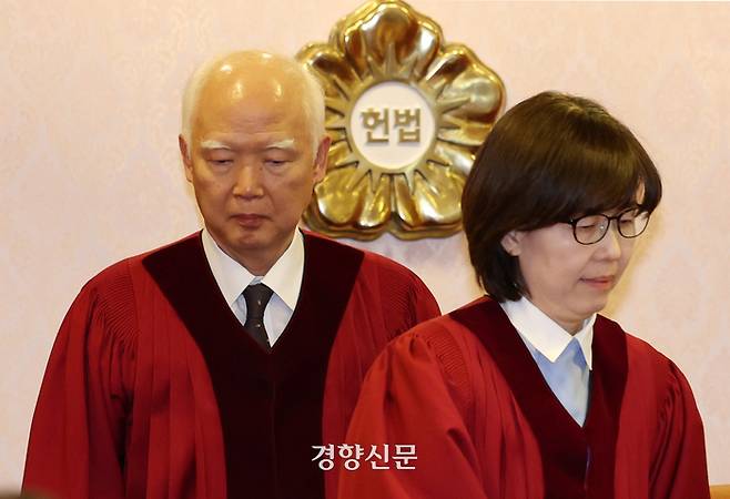 정형식(왼쪽)·이미선 헌법재판관이 지난 1월 3일 오후 서울 종로구 헌법재판소에서 열린 윤석열 대통령 탄핵심판 2차 변론준비기일 준비하기 위해 입장하고 있다. 정지윤 선임기자