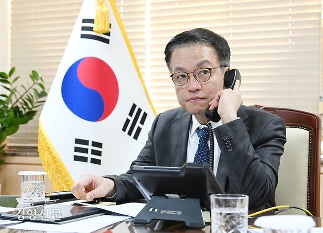 최상목 대통령 권한대행 겸 기획재정부 장관이 지난 10일 서울 종로구 정부서울청사에서 안토니우 구테레쉬 UN 사무총장과 통화하고 있다. 기획재정부 제공