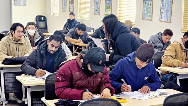 12일 오전 부산 강서구 부산외국인근로자지원센터 교육장에서 외국인 노동자를 위한 한국어 강좌가 진행되고 있다. 조성우 기자