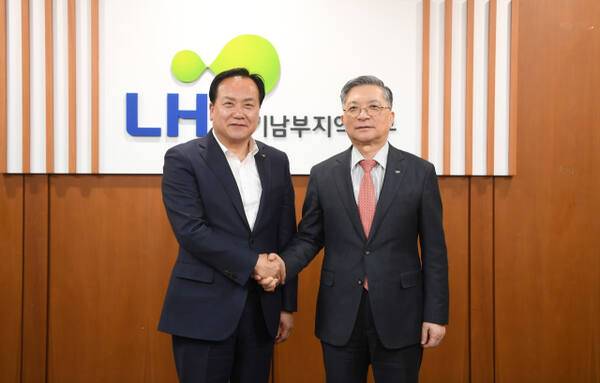 이권재 오산시장이 LH 경기남부지역본부 회의실에서 이한준 LH 사장에게 청년·신혼부부 임대주택 건설을 건의한 뒤 기념촬영을 하고 있다. 오산시 제공