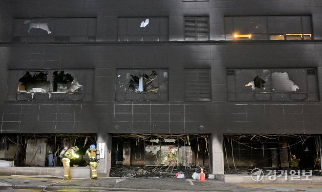 지난 3일 오후 성남시 분당구 야탑동 한 복합건축물 화재현장에서 소방관들이 인명 수색을 하고 있다. 경기일보DB