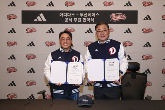 <사진설명> 왼쪽부터 아디다스코리아 피터곽 대표, 두산베어스 고영섭 사장