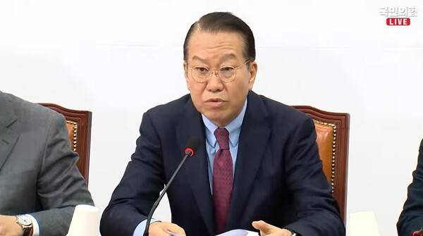 ▲권영세 국민의힘 비상대책위원장이 13일 오전 비대위 회의에서 윤석열 대통령 체포영장 집행을 두고 무리한 영장집행이라며 내란죄수사를 헌재판단이 끝나고 해야 한다고 말하고 있다. 사진=국민의힘TV 영상 갈무리