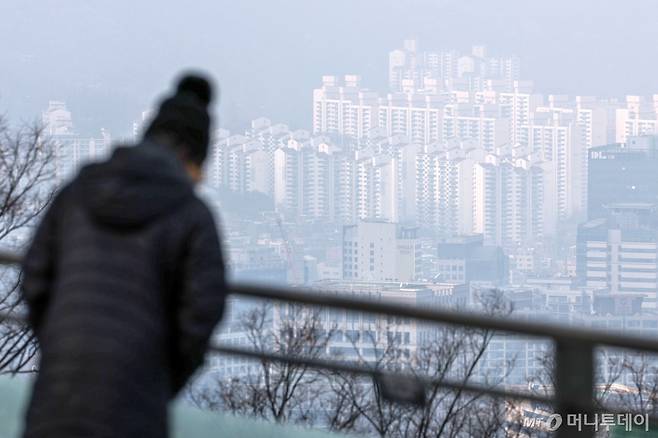(서울=뉴스1) 민경석 기자 = 한국부동산원이 6일 발표한 2024년 12월 5째주 주간아파트가격동향에 따르면, 서울 아파트 가격이 전 주 대비 보합(0.00%)을 기록하면서 지난 3월 이래 이어온 40주 연속 상승세를 멈춘 것으로 나타났다.  이에 조만간에 하락 전환도 가시화될 것으로 전망되면서 올해 서울 아파트 가격이 어떻게 움직일지 이목이 쏠린다.  사진은 이날 서울 중구 남산에서 바라본 시내 아파트 밀집 지역. 2025.1.6/뉴스1  Copyright (C) 뉴스1. All rights reserved. 무단 전재 및 재배포,  AI학습 이용 금지. /사진=(서울=뉴스1) 민경석 기자