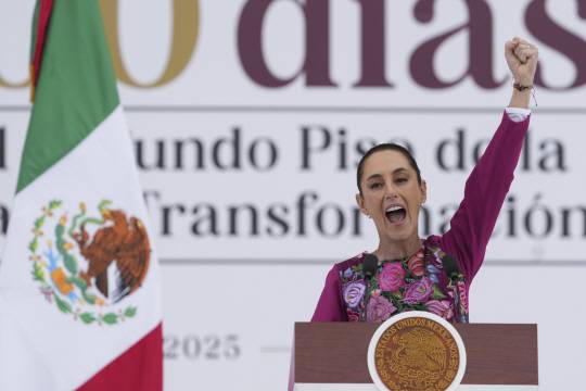 Mexico President First 100 Days <YONHAP NO-1594> (AP) 12일(현지시간) 클라우디아 셰인바움 멕시코 대통령이 취임 100일을 기념해 멕시코시티에 위치한 소칼로 광장에서 연설을 하며 손을 번쩍 들고 있다.AP연합뉴스