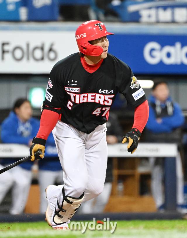 25일 오후 대구광역시 연호동 대구삼성라이온즈파크에서 진행된 '2024 프로야구 KBO리그 포스트시즌' 한국시리즈 3차전 삼성라이온즈와 KIA타이거즈의 경기. 기아 나성범이 5회초 안타를 치고 있다./대구=송일섭 기자 andlyu@mydaily.co.kr