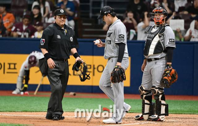 2024년 7월 11일 서울 고척스카이돔에 '2024 신한 SOL Bank KBO리그' 한화 이글스와 키움 히어로즈의 경기가 열렸다. 한화 한승혁이 7회말 2사 1.2루서 키움 김혜성에게 1타점 동점 2루타를 맞은 뒤 허탈해하고 있다./마이데일리