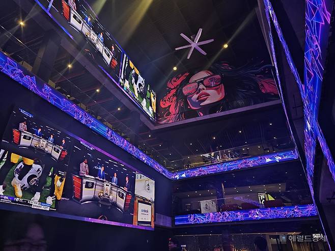 미국 대형 복합문화공간 ‘아토믹 골프’ 매장 내 곳곳에 설치된 LG전자 상업용 디스플레이 제품. 김민지 기자