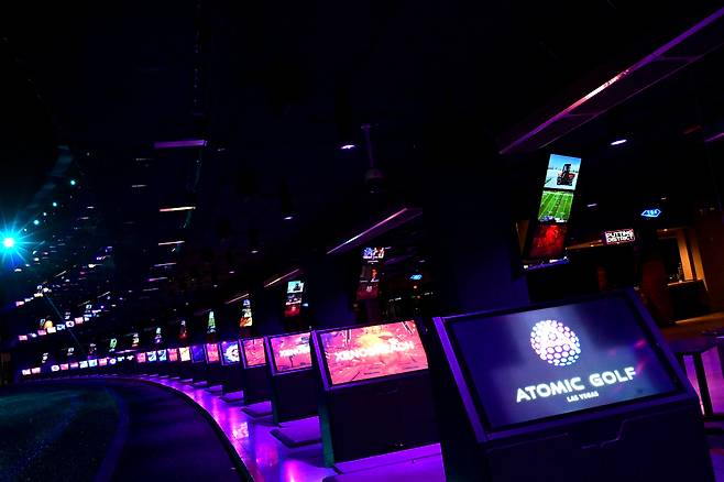 미국 대형 복합문화공간 ‘아토믹 골프’ 매장 내 곳곳에 설치된 LG전자 상업용 디스플레이 제품. [LG전자 제공]