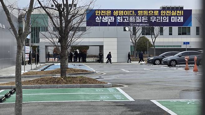 노조간부의 부분파업 다음달인 11일 오후 4시 광주글로벌모터스(GGM) 근로자들이 퇴근종소리와 함께 쏟아져 나왔다. 서인주 기자