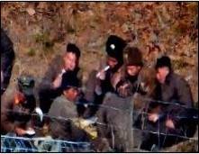 합참이 23일 언론에 배포한 ‘최근 북한군 동향’ 자료를 통해 러시아에 파병된 북한군 중 1천100여명의 사상자가 발생한 것을 확인했으며, 북한군은 현재 교대 또는 증원 파병을 준비하고 있다고 밝혔다. 북한은 또한 남북 군사분계선(MDL) 일대 경계를 강화하면서 대남 풍선 부양 준비를 이어가고 있으며, 연말께 중거리 탄도미사일(IRBM)급 극초음속 미사일을 발사할 가능성도 있는 것으로 평가됐다. 사진은 야지에서 취식하는 북한군. 2024.12.23 [합참 제공. 재판매 및 DB금지] <연합뉴스>