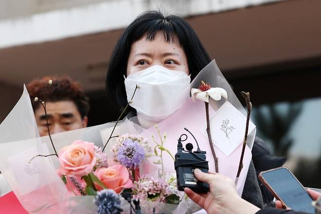 사건 발생 24년 만에 재심에서 무죄를 선고받은 김신혜 씨가 6일 오후 전남 장흥군 용산면 장흥교도소에서 석방된 뒤 발언하고 있다. [연합]