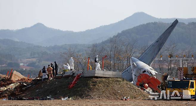 [무안=뉴시스] 김선웅 기자 = 지난 2일 전남 무안국제공항 제주항공 여객기 참사 현장에서 항공·철도사고 조사위원회(ARAIB) 관계자들이 로컬라이저(방위각 표시 시설)가 설치된 콘크리트 둔덕을 조사하고 있다. 2025.01.13. mangusta@newsis.com