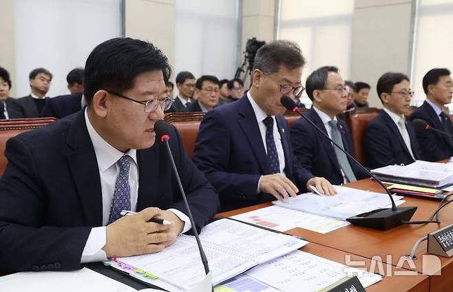 [서울=뉴시스] 조성봉 기자 = 이호영 경찰청장 직무대행이 13일 오전 서울 여의도 국회에서 열린 행정안전위위원회 전체회의에서 의원들의 질의에 답변하고 있다. 2025.01.13. suncho21@newsis.com