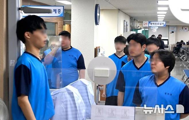 [수원=뉴시스] 김종택 기자 = 2025년도 첫 병역판정검사가 실시된 13일 경기도 수원시 팔달구 경인지방병무청에서 검사 대상자들이 신체검사를 받고 있다. (공동취재) 2025.01.13. photo@newsis.com