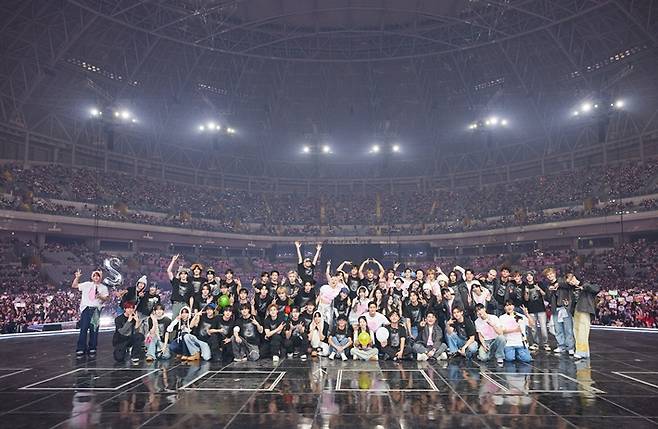 12일 열린 두 번째 날 공연 단체사진. SM엔터테인먼트 공식 트위터