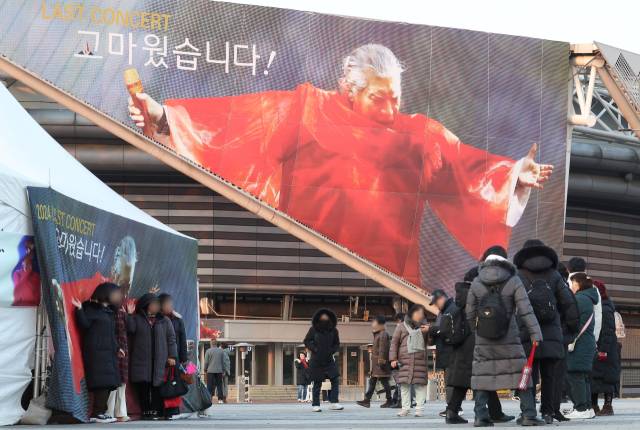 ▲12일 오후 서울 송파구 KSPO돔에서 시민들이 '2024 나훈아 고마웠습니다 - 라스트 콘서트' 입장을 기다리며 기념 촬영을 하고 있다. 나훈아는 지난해 2월 가요계 은퇴를 선언한 이후 약 1년 동안 투어 콘서트를 통해 대전, 강릉, 안동, 진주, 인천, 광주 등 전국 각지의 팬들과 작별 인사를 해왔다. 나훈아는 이번 무대를 끝으로 마이크를 내려놓고 가수 생활을 마무리한다. ⓒ연합뉴스