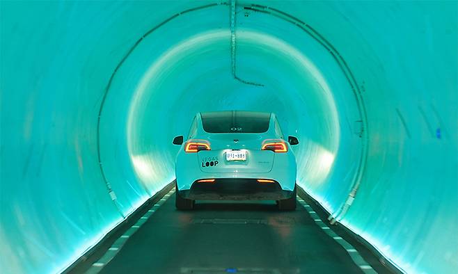 9일(현지시간) 미국 라스베이거스에서 열린 CES 2025 베가스 루프 정류장에서 차량이 주행하고 있다. 라스베이거스=연합뉴스