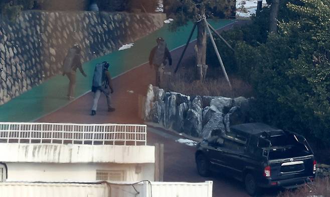 지난 12일 서울 용산구 한남동 대통령 관저에서 전술복과 헬멧을 착용한 경호처 관계자들이 이동하고 있다. 뉴시스