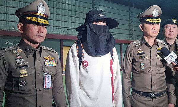 지난 7일(현지시간) 납치됐다 구조된 중국 배우 왕싱이 태국 경찰의 호위를 받고 있다. EPA연합뉴스