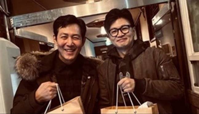 지난 2023년 서울 서초동의 한 고깃집에서 만난 배우 이정재와 한동훈 당시 법무부 장관의 사진이 온라인 커뮤니티에 올라오면서 두 사람의 동창 관계가 세간에 알려졌다. 당시 온라인을 중심으로 퍼진 두 사람의 사진. ⓒ온라인 커뮤니티