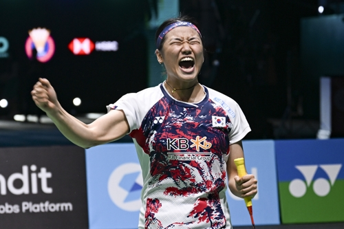 안세영이 12일 말레이시아 오픈 여자단식 결승전에서 중국 왕즈이를 꺾고 우승한 뒤 포효하고 있다. 신화연합뉴스