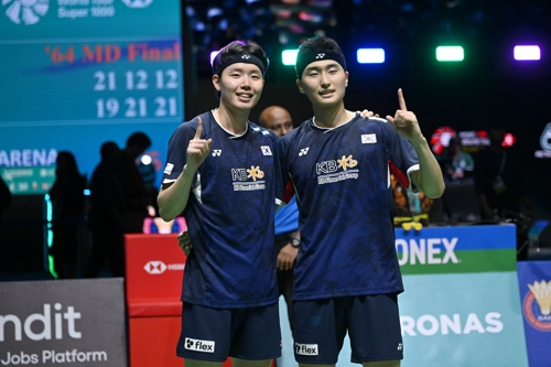 서승재(왼쪽)-김원호가 12일 말레이시아 오픈 남자복식 결승전에서 중국의 천보양-류이를 꺾고 우승한 뒤 포즈를 취하고 있다. 신화연합뉴스