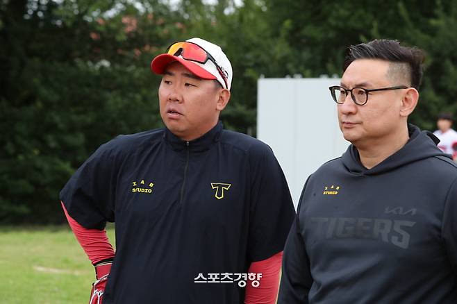 KIA 이범호 감독과 심재학 단장이 지난해 2월 호주 전지훈련 중 이야기 나누고 있다. KIA 타이거즈 제공