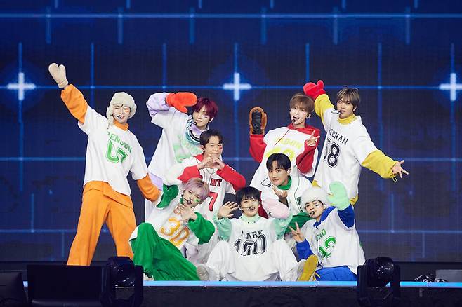 H.O.T. 강타, 토니안(가운데)와 NCT 드림이 ‘SM타운 라이브 2025’ 콘서트에서 합동 무대를 펼쳤다. SM엔터테인먼트 제공