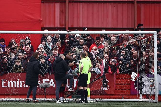 ▲ 토트넘 홋스퍼는 탬워스(5부 리그)와의 FA컵 3라운드(64강) 원정에서 연장 혈투를 벌여 3-0으로 이겼다. 경기 시작 전 골대 윗그물이 제대로 고정되지 않아 테이프를 공수해 붙이는 것이 인상적이었다. ⓒ연합뉴스/AFP/REUTERS