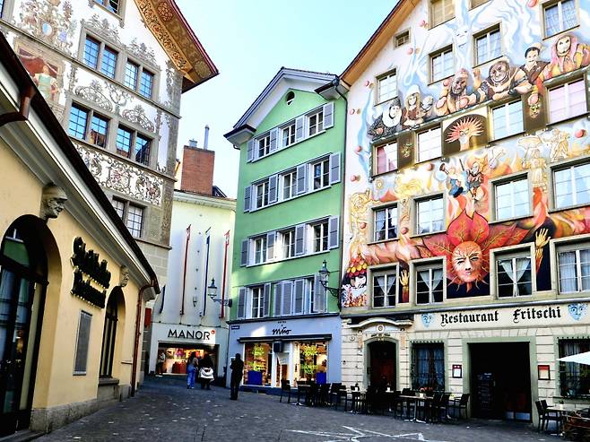 프리치(fritschi) 형제가 만든 분수대의 조각 형상은 레스토랑의 벽화로 기념되고 있다