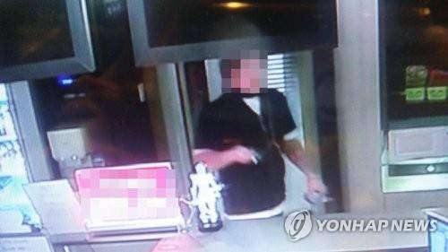 게임머니 판매 사기 1천200만원 '먹튀'한 사회복무요원 사진은 CCTV에 찍힌 수십 명을 상대로 게임머니 사기를 벌여 1천2백만원을 가로챈 사회복무요원 모습. 2017.6.27 [서울 강동경찰서 제공=연합뉴스]