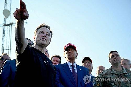 지난해 11월 스페이스X 로켓 발사 현장에서 당시 도널드 트럼프 대선후보와 대화하는 일론 머스크 [로이터=연합뉴스]