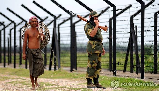 방글라데시와 접한 국경서 근무하는 인도국경수비대원(오른쪽) [EPA 연합뉴스 자료사진. 재판매 및 DB 금지]